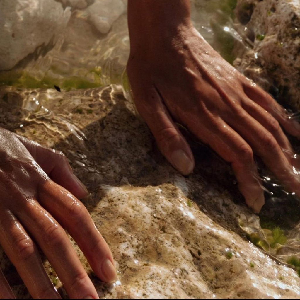 Foto de unos pies caminando por la hierba.